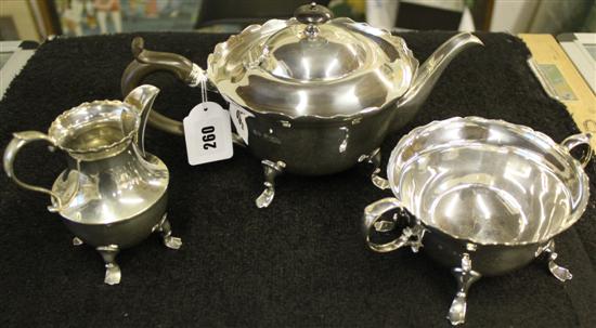 Walker & Hall three-piece silver teaset, London 1902